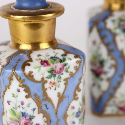 antiquités, céramiques, antiquités en céramique, céramiques anciennes, céramiques italiennes anciennes, céramiques anciennes, céramiques néoclassiques, céramiques du XIXe siècle, Paire de bouteilles en porcelaine