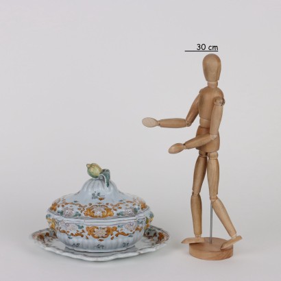 antiquités, céramiques, antiquités en céramique, céramiques anciennes, céramiques italiennes anciennes, céramiques anciennes, céramiques néoclassiques, céramiques du XIXe siècle, Soupière avec assiette en majolique