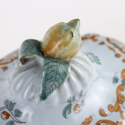 antiquités, céramiques, antiquités en céramique, céramiques anciennes, céramiques italiennes anciennes, céramiques anciennes, céramiques néoclassiques, céramiques du XIXe siècle, Soupière avec assiette en majolique
