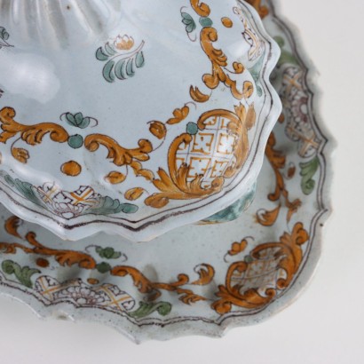 antiquités, céramiques, antiquités en céramique, céramiques anciennes, céramiques italiennes anciennes, céramiques anciennes, céramiques néoclassiques, céramiques du XIXe siècle, Soupière avec assiette en majolique