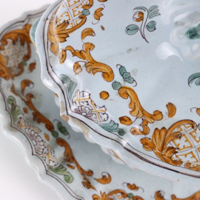 antiquités, céramiques, antiquités en céramique, céramiques anciennes, céramiques italiennes anciennes, céramiques anciennes, céramiques néoclassiques, céramiques du XIXe siècle, Soupière avec assiette en majolique