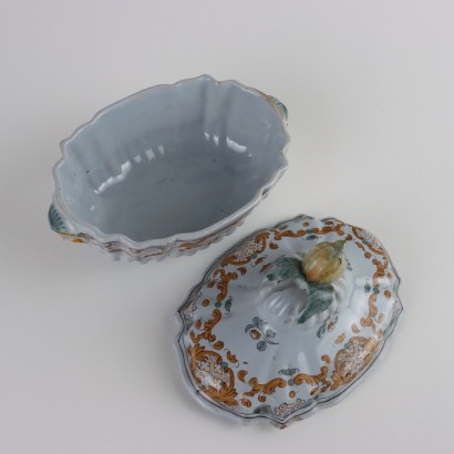 antiquités, céramiques, antiquités en céramique, céramiques anciennes, céramiques italiennes anciennes, céramiques anciennes, céramiques néoclassiques, céramiques du XIXe siècle, Soupière avec assiette en majolique