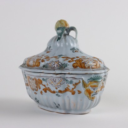 antiquités, céramiques, antiquités en céramique, céramiques anciennes, céramiques italiennes anciennes, céramiques anciennes, céramiques néoclassiques, céramiques du XIXe siècle, Soupière avec assiette en majolique