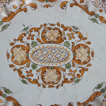 antiquités, céramiques, antiquités en céramique, céramiques anciennes, céramiques italiennes anciennes, céramiques anciennes, céramiques néoclassiques, céramiques du XIXe siècle, Soupière avec assiette en majolique