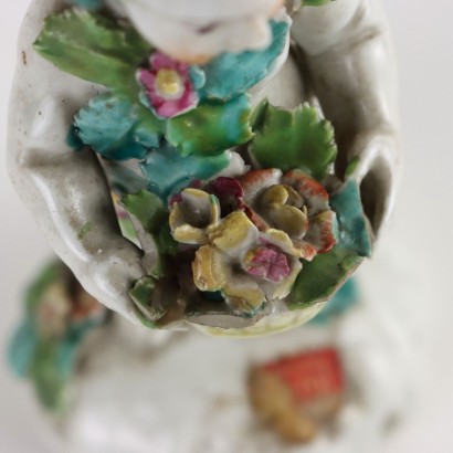 antiquariato, scultura in ceramica, antiquariato scultura in ceramica, scultura in ceramica antica, scultura in ceramica antica italiana, scultura in ceramica di antiquariato, scultura in ceramica neoclassico, scultura in ceramica del 800,Fanciullo con Cesto di Fiori Statuina