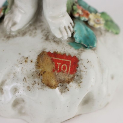 antiquariato, scultura in ceramica, antiquariato scultura in ceramica, scultura in ceramica antica, scultura in ceramica antica italiana, scultura in ceramica di antiquariato, scultura in ceramica neoclassico, scultura in ceramica del 800,Fanciullo con Cesto di Fiori Statuina