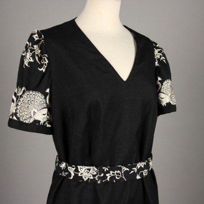 Robe vintage noire avec broderies blanches