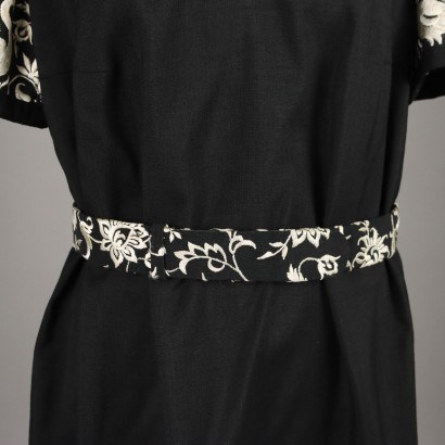 Robe vintage noire avec broderies blanches