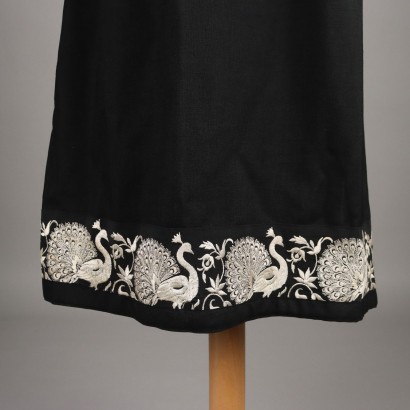 Robe vintage noire avec broderies blanches