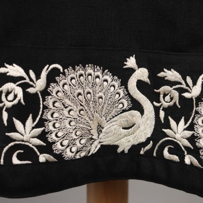 Robe vintage noire avec broderies blanches