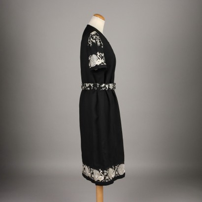 Robe vintage noire avec broderies blanches