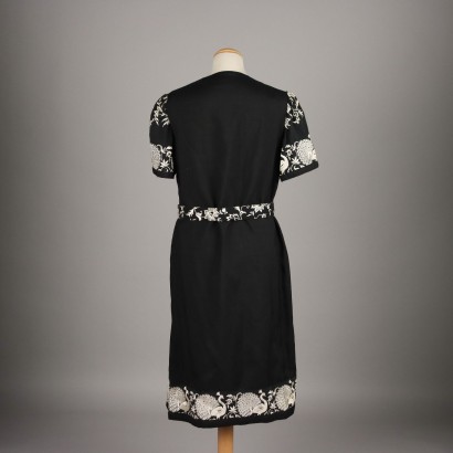 Robe vintage noire avec broderies blanches