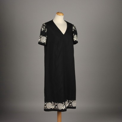 Robe vintage noire avec broderies blanches