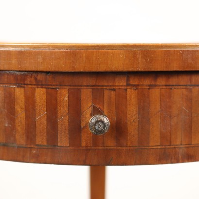 Tavolino Rotondo in Stile Neoclassico