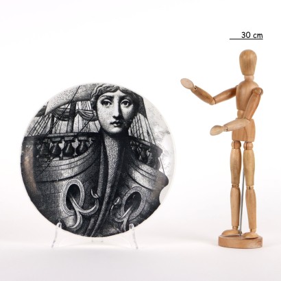 Piatto Piero Fornasetti Serie Tema e V,Piero Fornasetti,Piero Fornasetti,Piero Fornasetti,Piero Fornasetti,Piero Fornasetti,Piero Fornasetti,Piero Fornasetti,Piero Fornasetti,Piero Fornasetti