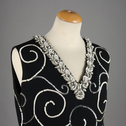 Schwarzes Vintage-Kleid mit weißen Stickereien