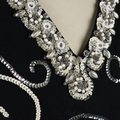 Schwarzes Vintage-Kleid mit weißen Stickereien