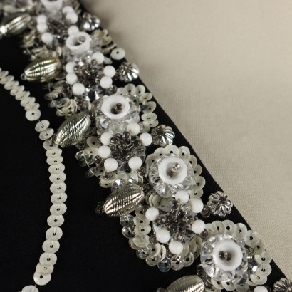 Schwarzes Vintage-Kleid mit weißen Stickereien