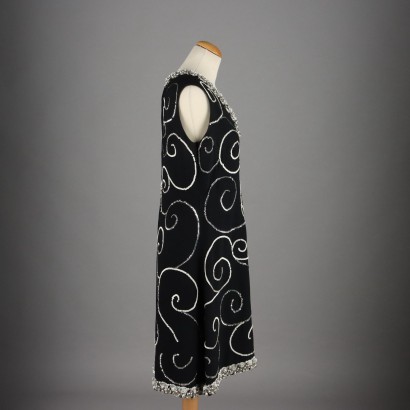 Schwarzes Vintage-Kleid mit weißen Stickereien