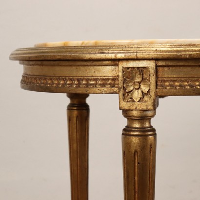 Mesa de centro ovalada de estilo neoclásico