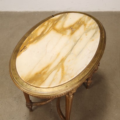 Mesa de centro ovalada de estilo neoclásico