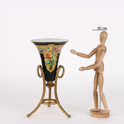 Porzellanvase auf Bronzestativ