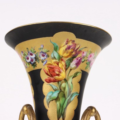 Porzellanvase auf Bronzestativ