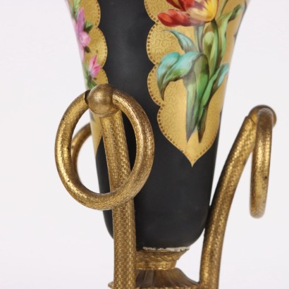 Porzellanvase auf Bronzestativ