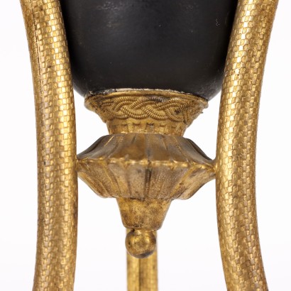 Porzellanvase auf Bronzestativ