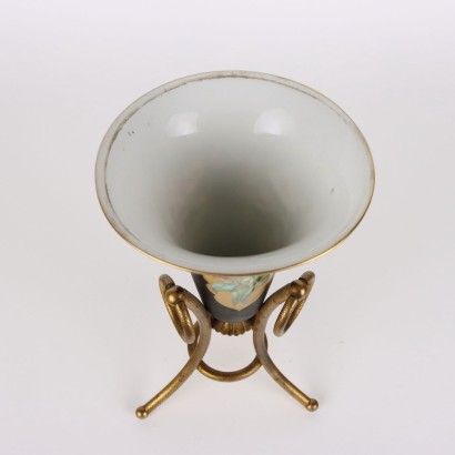 Porzellanvase auf Bronzestativ