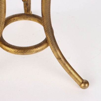 Porzellanvase auf Bronzestativ