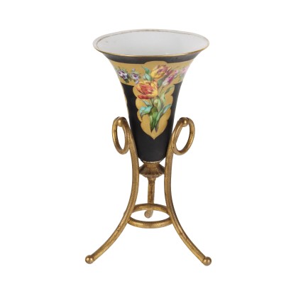 Porzellanvase auf Bronzestativ