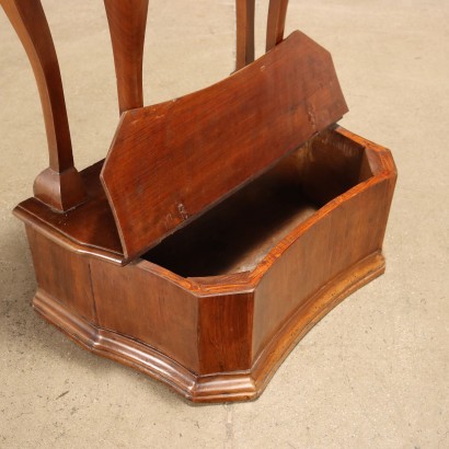 Genouillère néoclassique en noyer, Kneeler en noyer