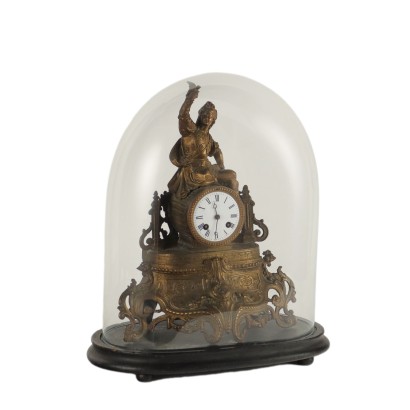 Reloj de pie en vitrina
