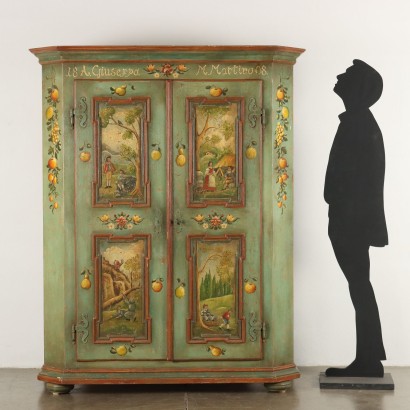 Kleiner bemalter Kleiderschrank