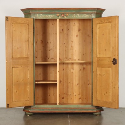 Kleiner bemalter Kleiderschrank