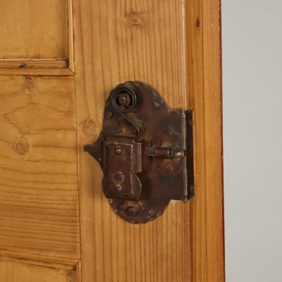 Kleiner bemalter Kleiderschrank