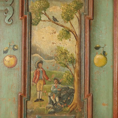Kleiner bemalter Kleiderschrank