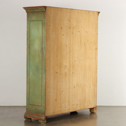 Kleiner bemalter Kleiderschrank