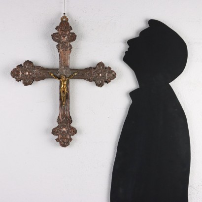 Crucifijo en chapa repujada y plata.