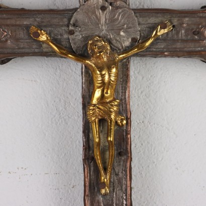Crucifijo en chapa repujada y plata.