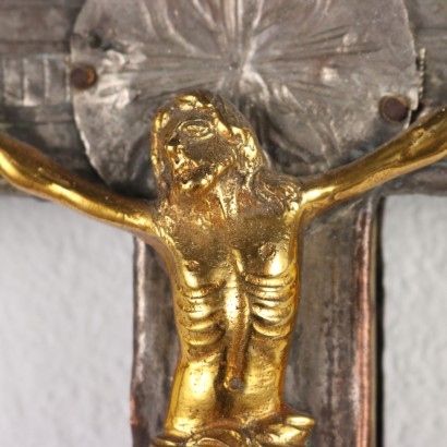 Crucifijo en chapa repujada y plata.