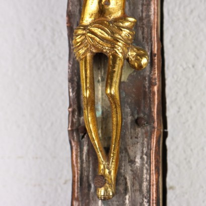 Crucifijo en chapa repujada y plata.