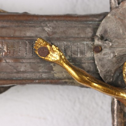 Crucifijo en chapa repujada y plata.