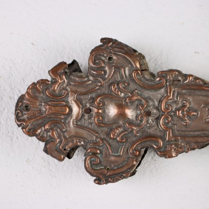 Crucifijo en chapa repujada y plata.