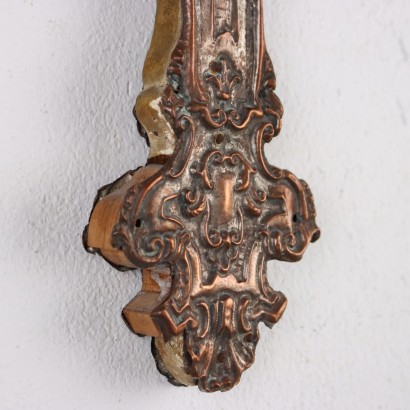 Crucifijo en chapa repujada y plata.