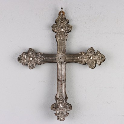 Crucifijo en chapa repujada y plata.