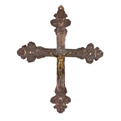 Crucifijo en chapa repujada y plateada.