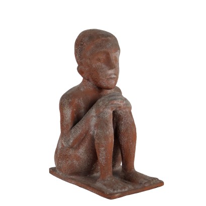 Niño sentado en sacos de pino terracota