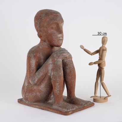 Niño sentado en sacos de pino terracota